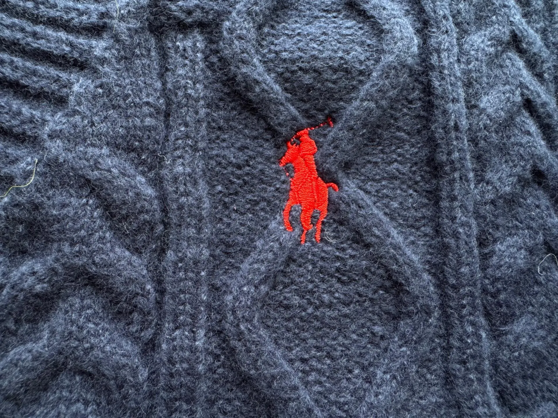 P220 Ralph Lauren old money style cable sweater. The end of the sweater must be twisted! Want to go for an American retro style but are afraid of using too much force? This cable cardigan can be called a "retro dressing cheat"~ ▫️Cable workmanship = the king of retro atmosphere: the three-dimensional cable pattern replicates the texture of American vintage clothes, not deliberately to look old, but with a "sensation of luxury accumulated over time". The moment you put it on, you have the "smell of a male protagonist in a campus movie", and the hair tie was praised as "clothes cheating" when taking photos~ ▫️It doesn't matter your body shape but also hides a lot of fat. It can also be worn by boys with broad shoulders and slightly fat, V The collar can also modify the neck line, making the person look more upright~ Wear it under a coat/down jacket in winter, revealing the cable ties and small red labels, and the sense of layering is directly stunning~ It is perfect with sneakers and leather shoes. American boys rush with their eyes closed, and directly reorganize their wardrobe~ Color: Navy Blue Apricot Size S Height 165-170CM Weight 110-125 M Height 170-175CM Weight 125-140 L Height 175-185CM Weight 140-155